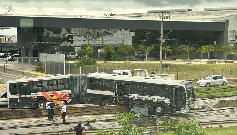 Ônibus da Rápido Luxo perde o controle e fica atravessado na Dom Gabriel